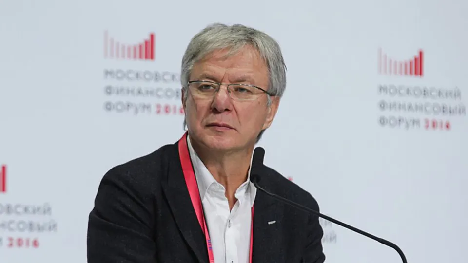 Основатель Almaz Capital уехал из страны вопреки обеспечительным мерам; суд подтвердил обращение в доход государства активов примерно на 8 млрд рублей, сам инвестор отвергает обвинения.