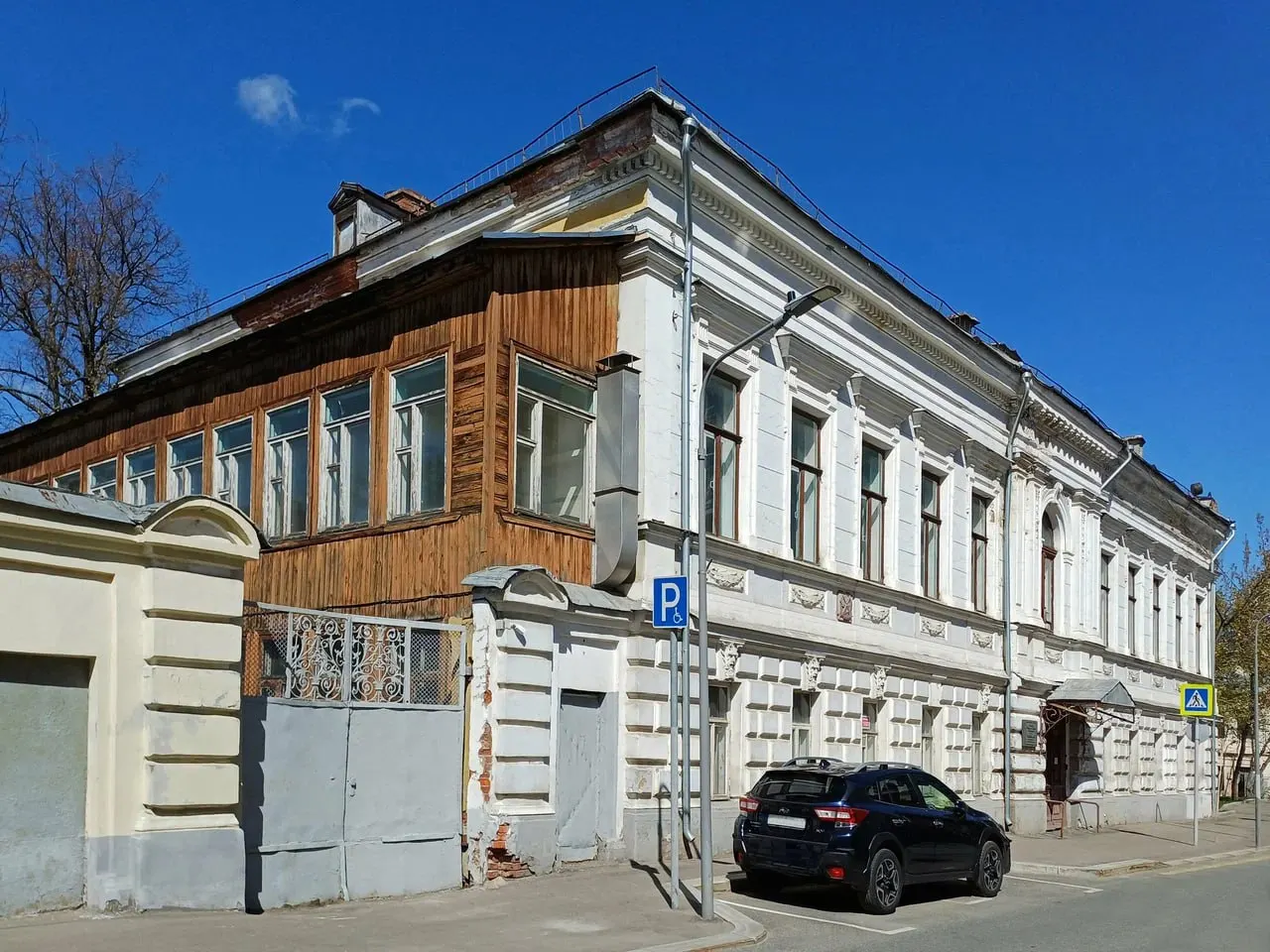 Мэрия передала историческое здание XIX века Театру Наций. Конкретные планы по использованию усадьбы не раскрываются. В ансамбль входят главный дом, конюшня и ворота; здание является объектом культурного наследия.