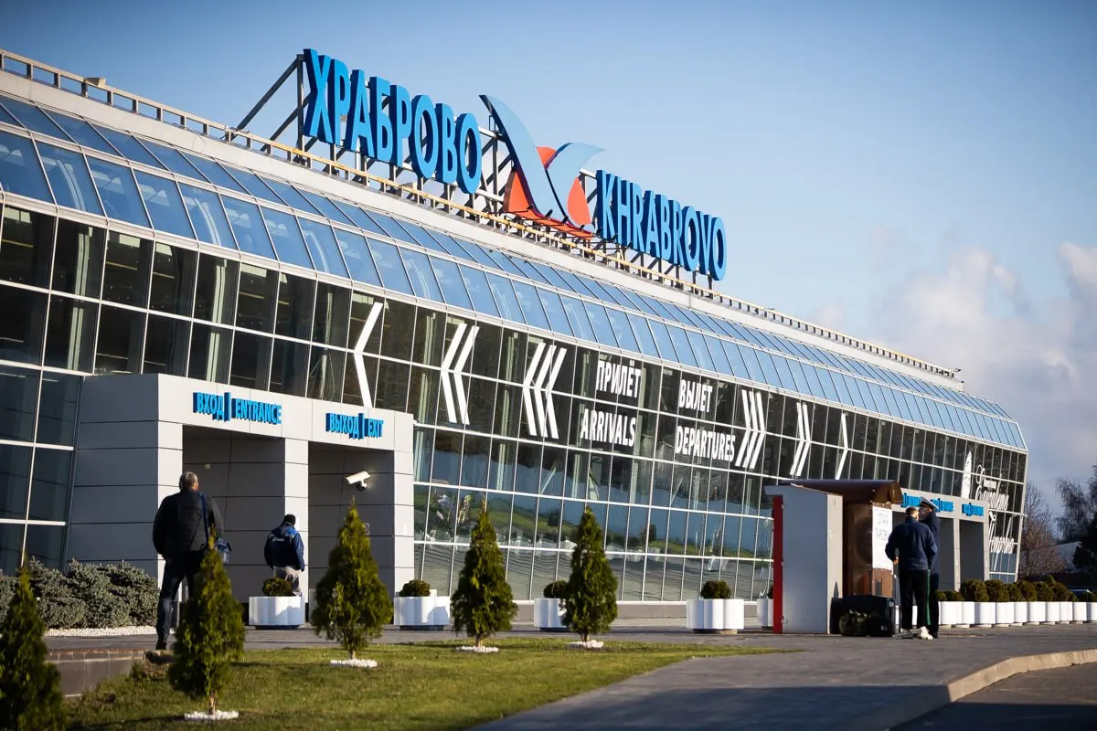 С 1 июня начнутся ежедневные рейсы SU1032/1033 на Airbus A321; в высокий сезон (1 июля–31 августа) добавят второй ежедневный рейс. Жителям Калининградской области и очным студентам билеты по плоскому тарифу будут доступны заранее — более чем за 7 дней до вылета.