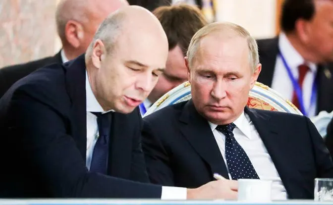 Депутат Госдумы заявил, что глава Минфина фактически признал, что ведомство не сможет исполнить бюджет, внесённый в парламент на 2026 год. Дефицит уже вырос до 5,9 трлн рублей, при этом в этом году вступили в силу меры по повышению НДС и увеличению налоговой нагрузки на малый бизнес.