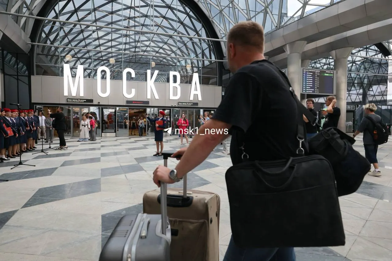 Пассажиры публикуют фотографии реконструированного Ленинградского вокзала в Москве и отмечают простор, большие стеклянные своды и впечатляющую архитектуру.