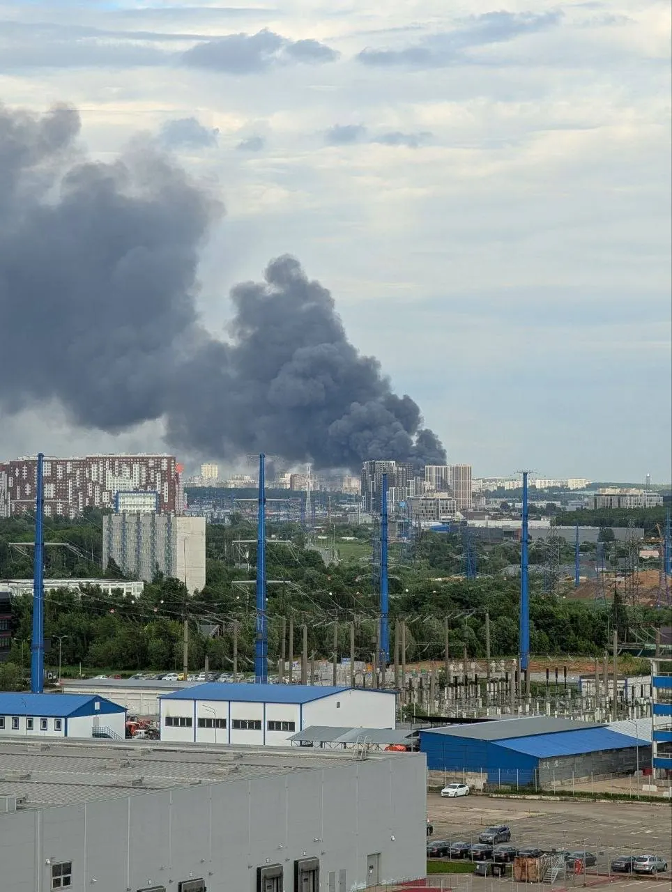 На Проектируемом проезде №134 в Новомосковском АО горит одноэтажный торговый павильон на рынке «Тополек», внутри находятся газовые баллоны; для тушения запросили авиацию.