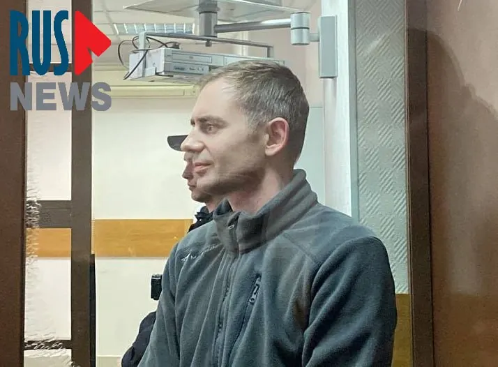 В Замоскворецком суде Москвы суд приступил к рассмотрению уголовного дела Максима Круглова; показания против него дал молодой свидетель из ГБУ «Жилищник», при этом в суде выявили несоответствия в его показаниях.