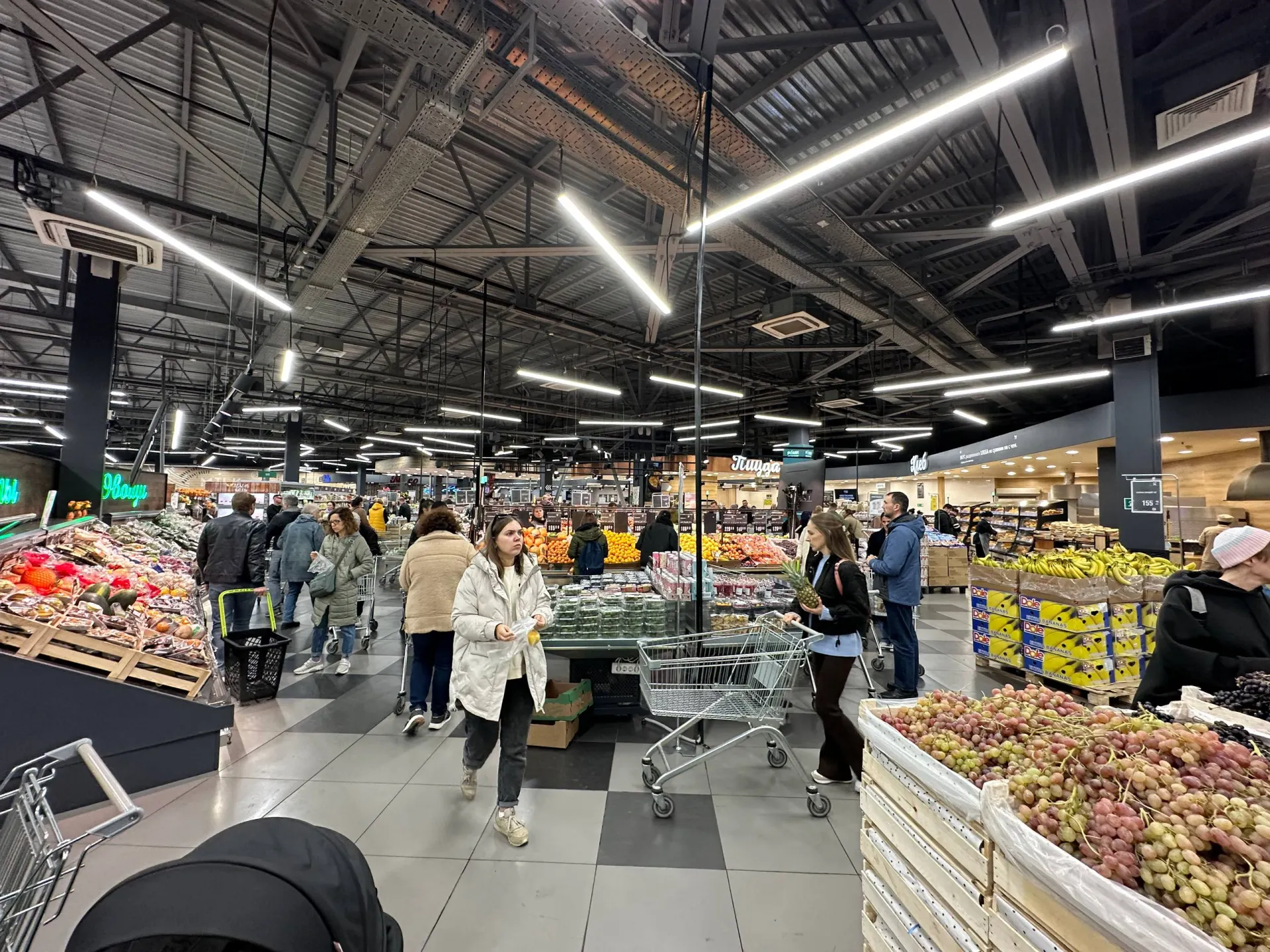 По мартовскому мониторингу Росстата минимальный набор продуктов во Владивостоке оценивается в 10 470 ₽, в Москве — в 9 141 ₽, в Подмосковье — в 8 260 ₽; быстрее всего дорожают овощи и фрукты.