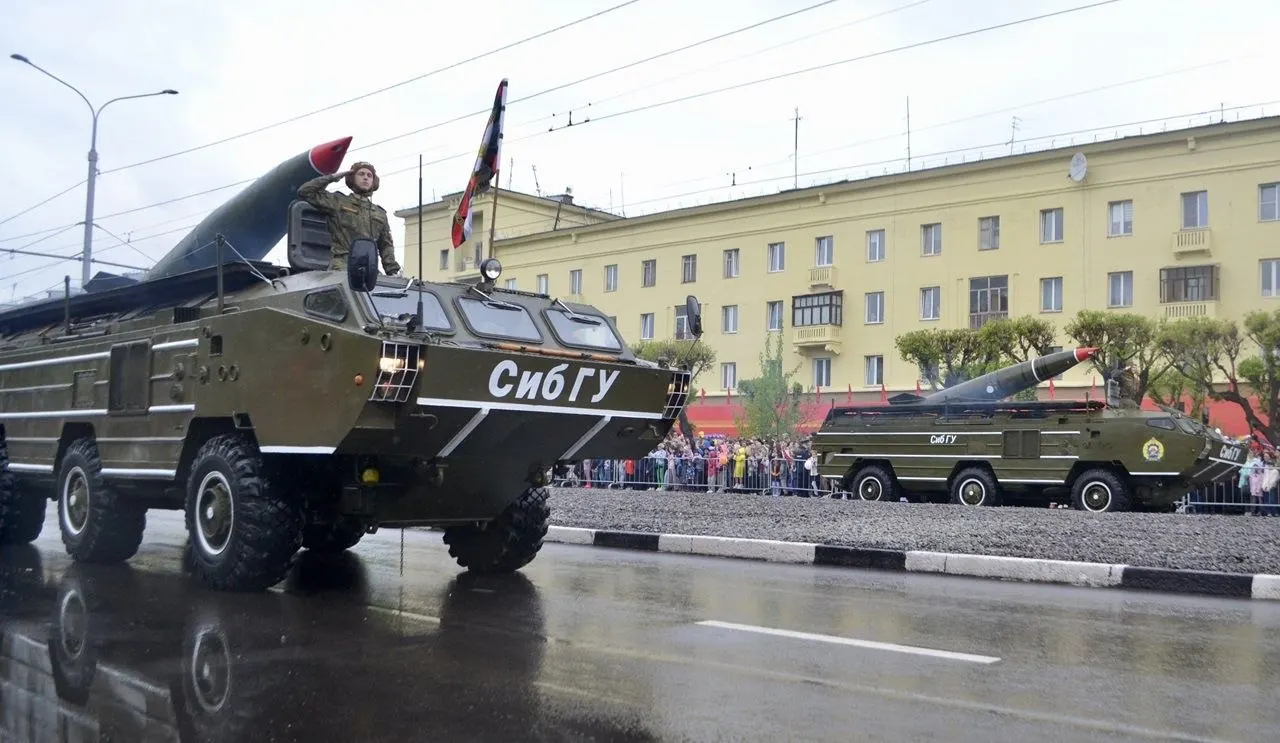 Краевое правительство объявило, что раритетная и военная техника не пойдёт в колоннах — её разместят на демонстрационной площадке. По стране действуют схожие решения и частичные отмены шествий из‑за угроз БПЛА.