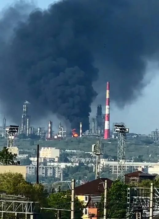 Ночью беспилотные атаки поразили Сызрань и районы Белгородской области: в Самарской области два человека погибли, в Белгородской — трое ранены. Минобороны заявляет о перехвате 121 дрона.