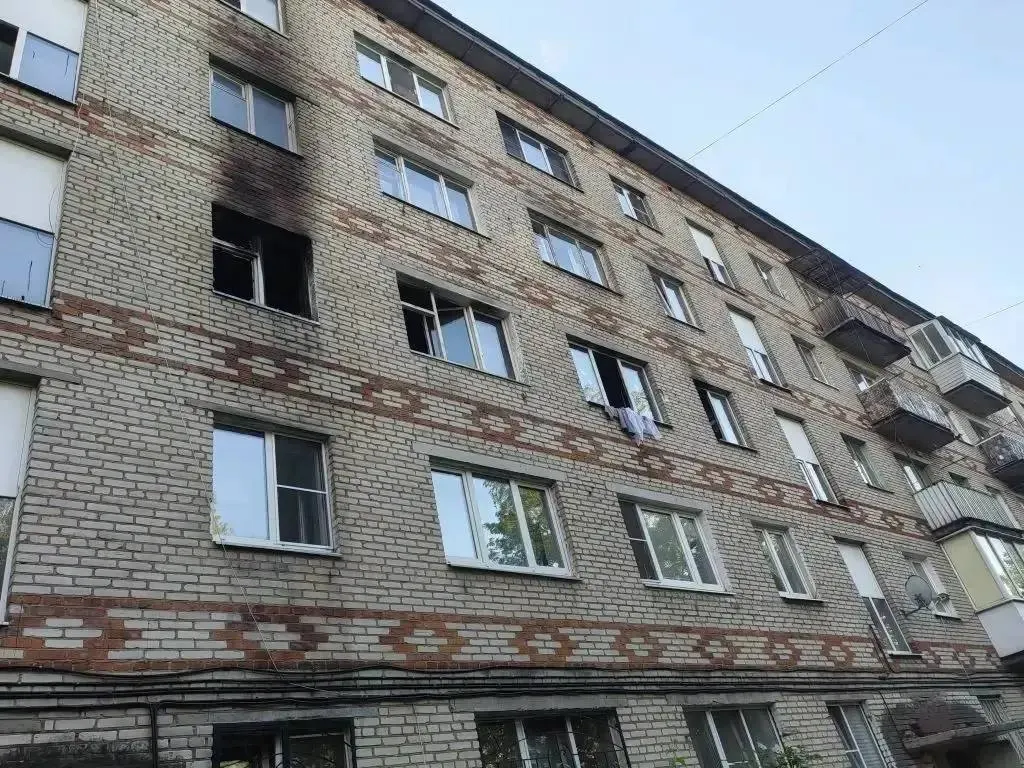 В подмосковной Лобне в результате взрыва бытового газа обрушилась межквартирная стена и начался пожар. Погибли два человека, двое детей госпитализированы с отравлением угарным газом. По факту возбуждено уголовное дело, прокуратура проводит проверку.