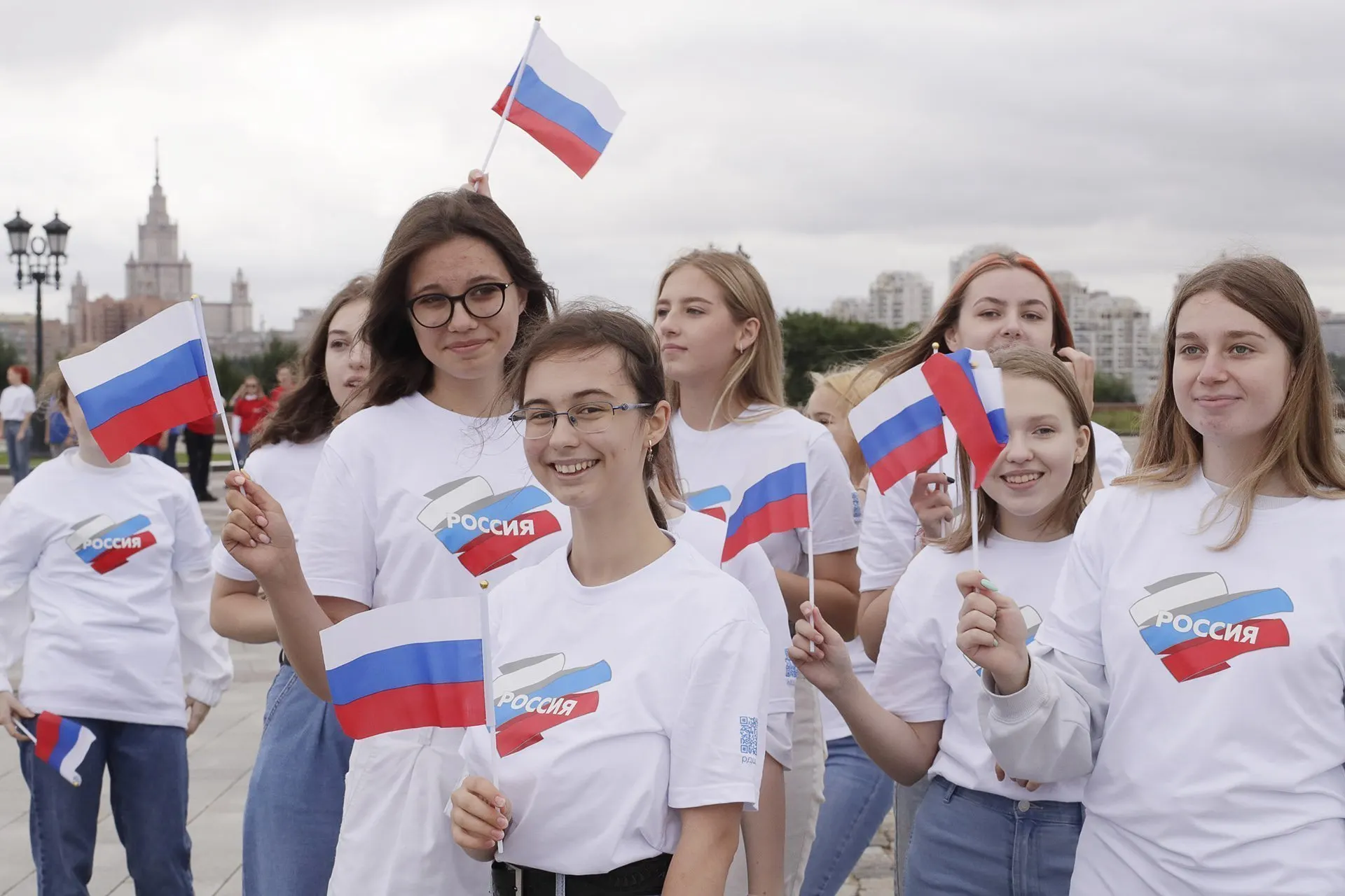 Бюджет одного федерального проекта на 2025–2030 годы превысил сотни миллиардов рублей. Эксперты критикуют методики оценки эффективности — многие показатели считают участия и просмотры, а не реальные изменения в убеждениях.