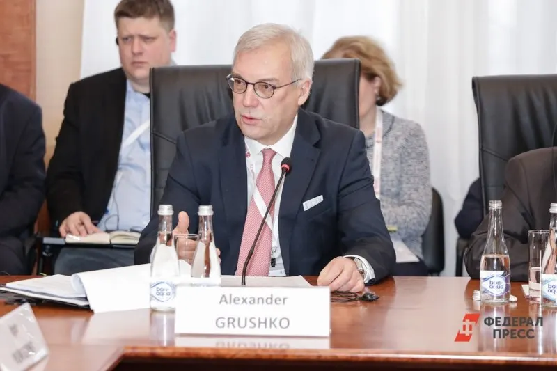 Замминистра иностранных дел Александр Грушко предупредил, что любые попытки блокировать Калининград или применять силу против российского эксклава приведут к тяжёлым последствиям; риск захвата региона он назвал нулевым.