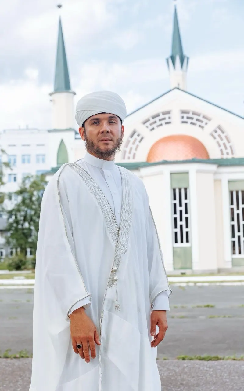 В нескольких городах задержаны лидеры и представители Духовного управления мусульман; точные обвинения по ряду дел пока не раскрыты.