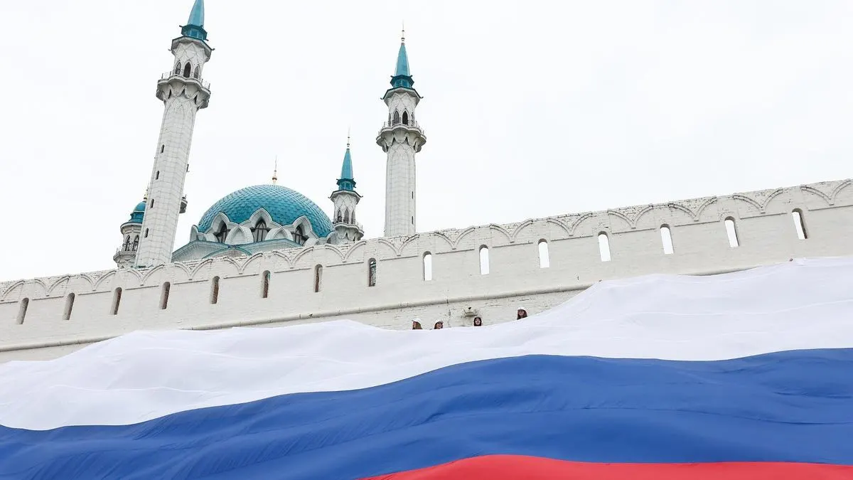 Поправки в КоАП вводят новые составы правонарушений «против интересов РФ», предусматривают арест имущества за границей и были инициированы Госсоветом Татарстана; второе чтение назначено на 26 мая.