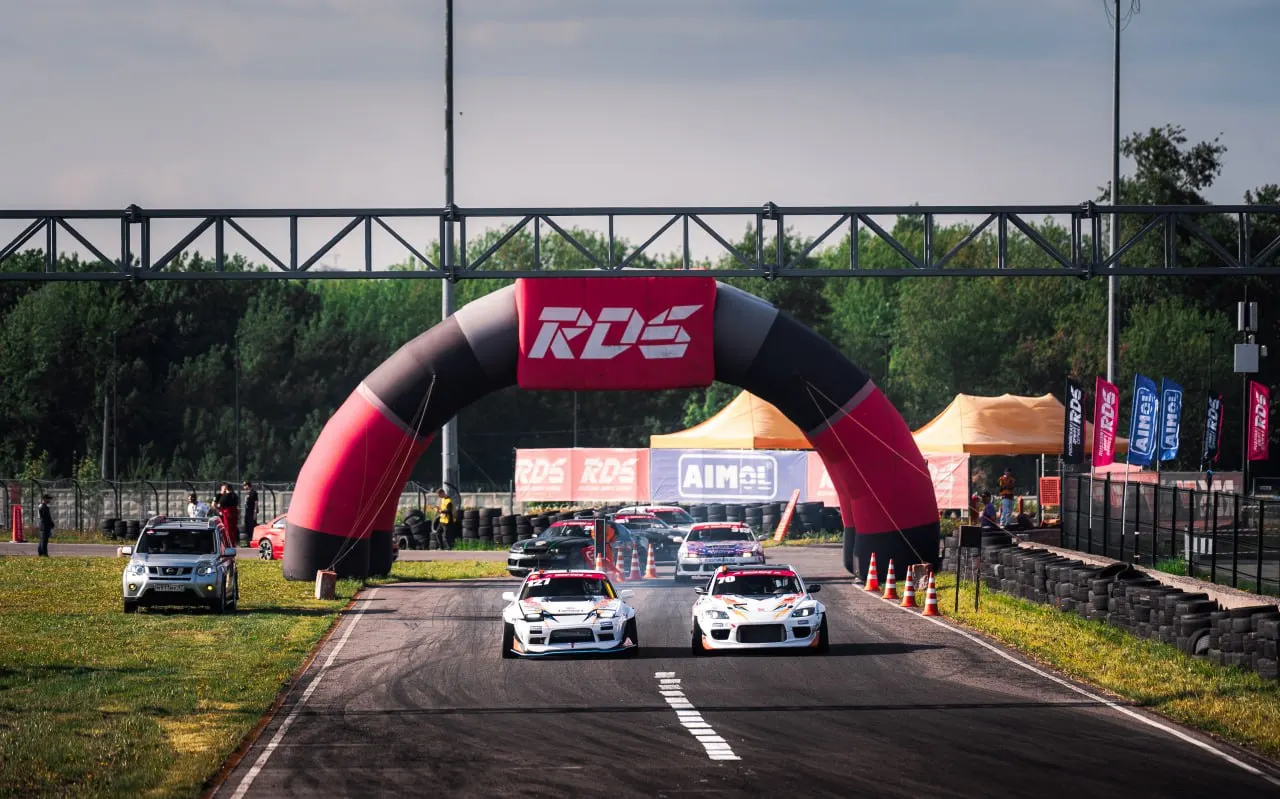 Во второй день второго этапа Открытого чемпионата Russian Drift Series в ЦТВС «Москва» в Печатниках проходят финальные заезды: пилоты борются в парных заездах на выбывание, а для юных участников организованы учебно‑тренировочные сборы.