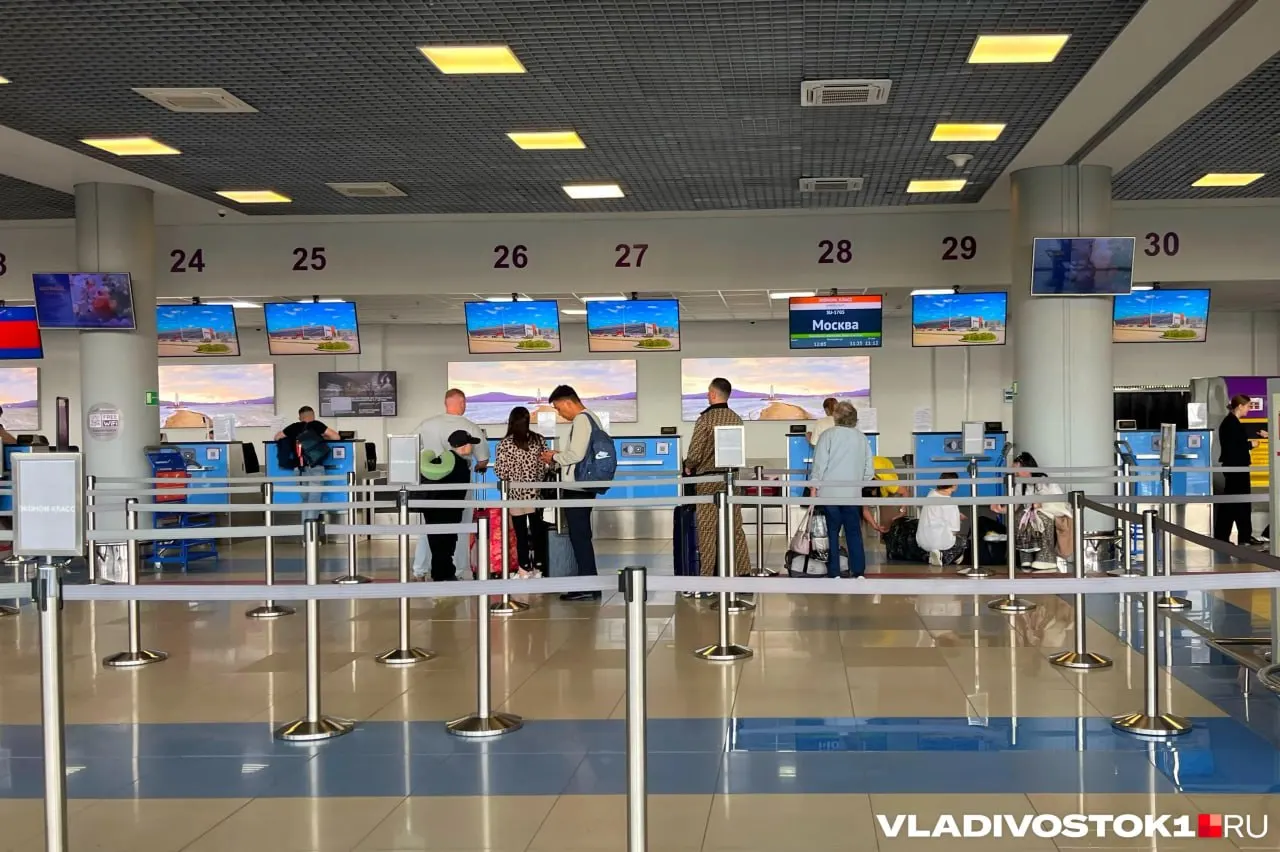 Рейсы из Владивостока, Благовещенска и Хабаровска задержаны на несколько часов; на вылет ожидают более 300 человек, среди них 22 ребёнка. Авиакомпании оказывают предусмотренные услуги, жалоб в прокуратуру не поступало.
