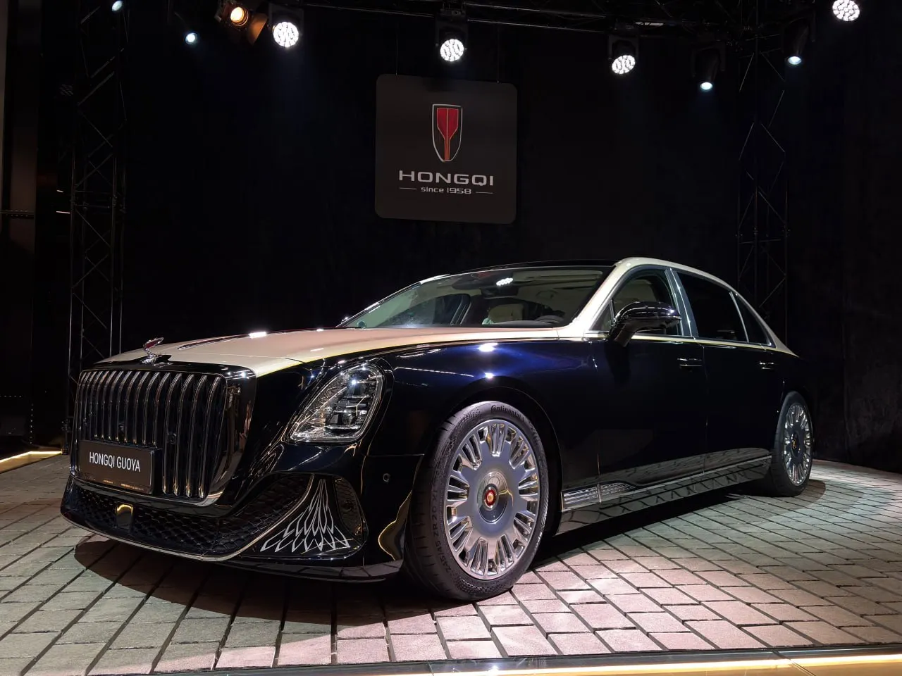 В Россию привезли премиальный седан Hongqi Guoya — самый дорогой китайский автомобиль на нашем рынке. Базовая цена 27,7 млн руб., первая квота на поставку в РФ — всего пять машин до конца 2026 года. Что известно о дизайне, салоне и технических решениях.