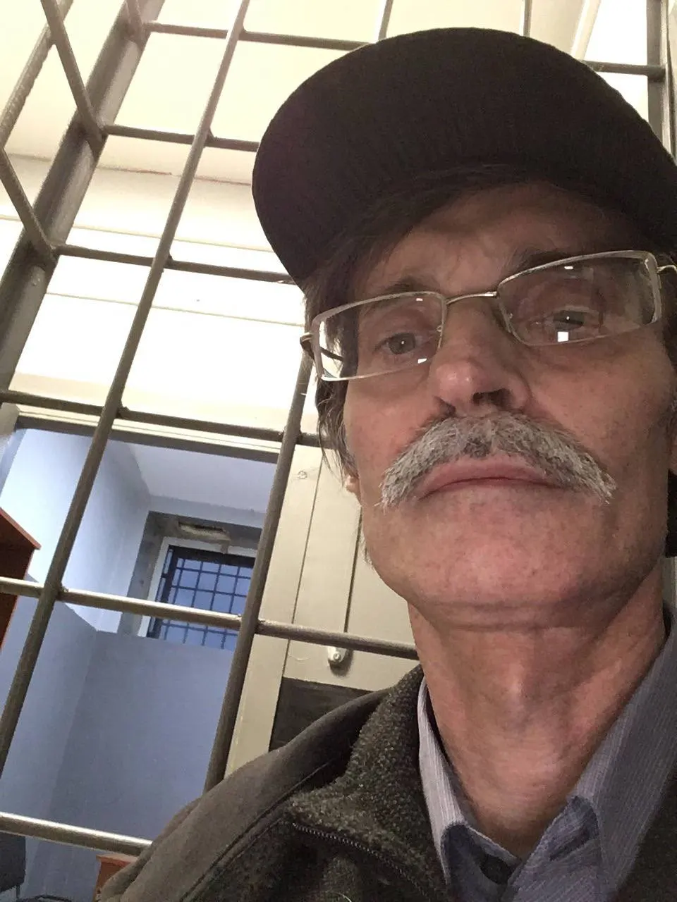Петрозаводский городской суд оштрафовал руководителя фракции «Яблоко» в горсовете Дмитрия Рыбакова на 1 тысячу рублей по статье о демонстрации экстремистской символики за три поста 2020 года, которых нет на его странице. Решение может помешать ему участвовать в осенних «выборах».