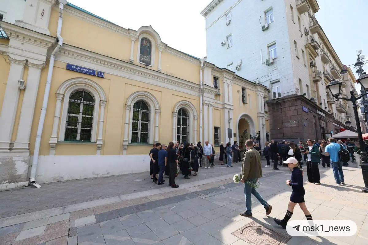 Гражданская панихида по телеведущему прошла в церкви Космы и Дамиана в Шубине. Владимир Молчанов скончался на 76-м году после продолжительной болезни; на церемонии близкие и коллеги вспоминают о нём тёплыми словами.