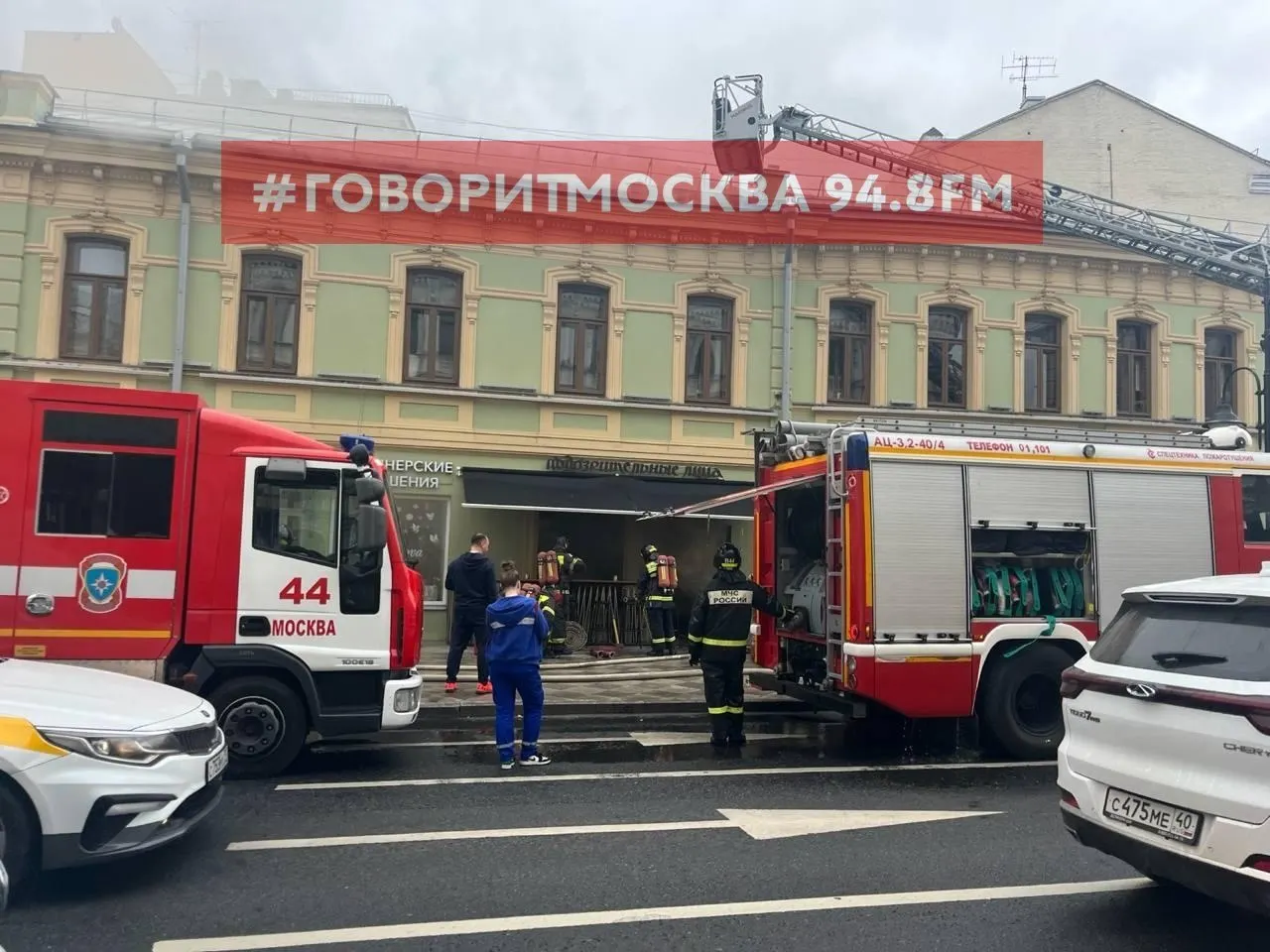 В центре Москвы на Пятницкой улице загорелся бар «Подозрительные лица». Персонал и посетители были эвакуированы.