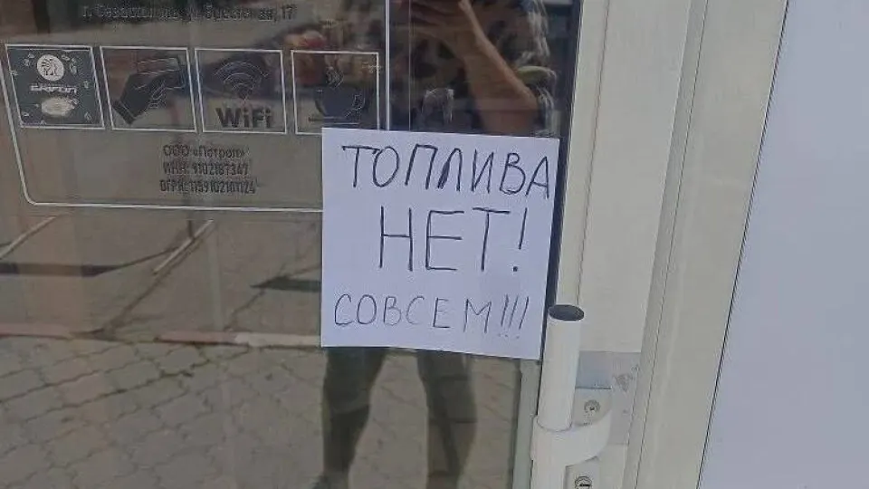 С 31 мая в Крыму вводят талоны на бензин АИ‑95 и ограничат розничную продажу АИ‑92 до 20 литров на одно транспортное средство. Власти объясняют меры перебоями в поставках из‑за ударов по нефтеперерабатывающим мощностям и нарушения логистики.