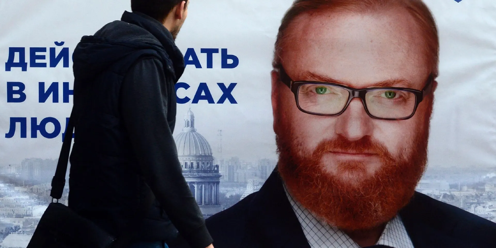Десятки претендентов указали участие в «СВО», что по правилам партии даёт им дополнительные 25% голосов на внутрипартийном голосовании — при этом статус часто оказывается спорным или неподтверждённым.