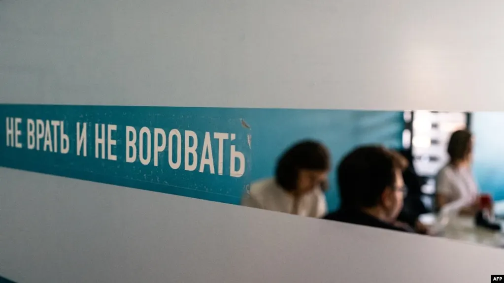 Зюзинский суд признал доцента факультета математики виновным в финансировании экстремизма из-за пожертвований фонду и назначил ему 3,5 года колонии; после приговора его поместили под стражу прямо в зале суда.