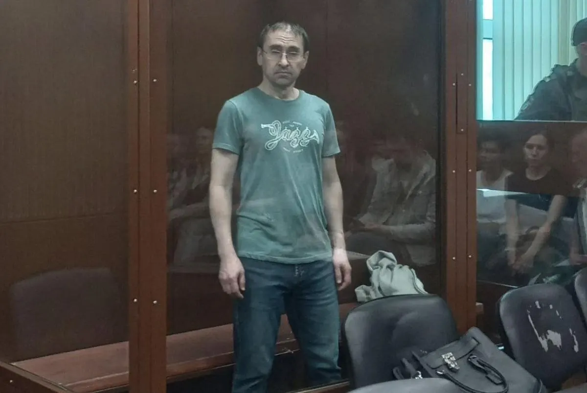 Суд удовлетворил ходатайство следствия: журналист останется под стражей, несмотря на возражения защиты и просьбу о смягчении меры.