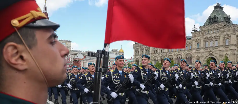 Во многих городах страны отменяют или сокращают парады и массовые мероприятия в День Победы: на Красной площади не будет военной техники, а в ряде регионов мероприятия вовсе отменили. Эксперты связывают это с соображениями безопасности, задействованностью техники на фронте и политическими соображениями властей.