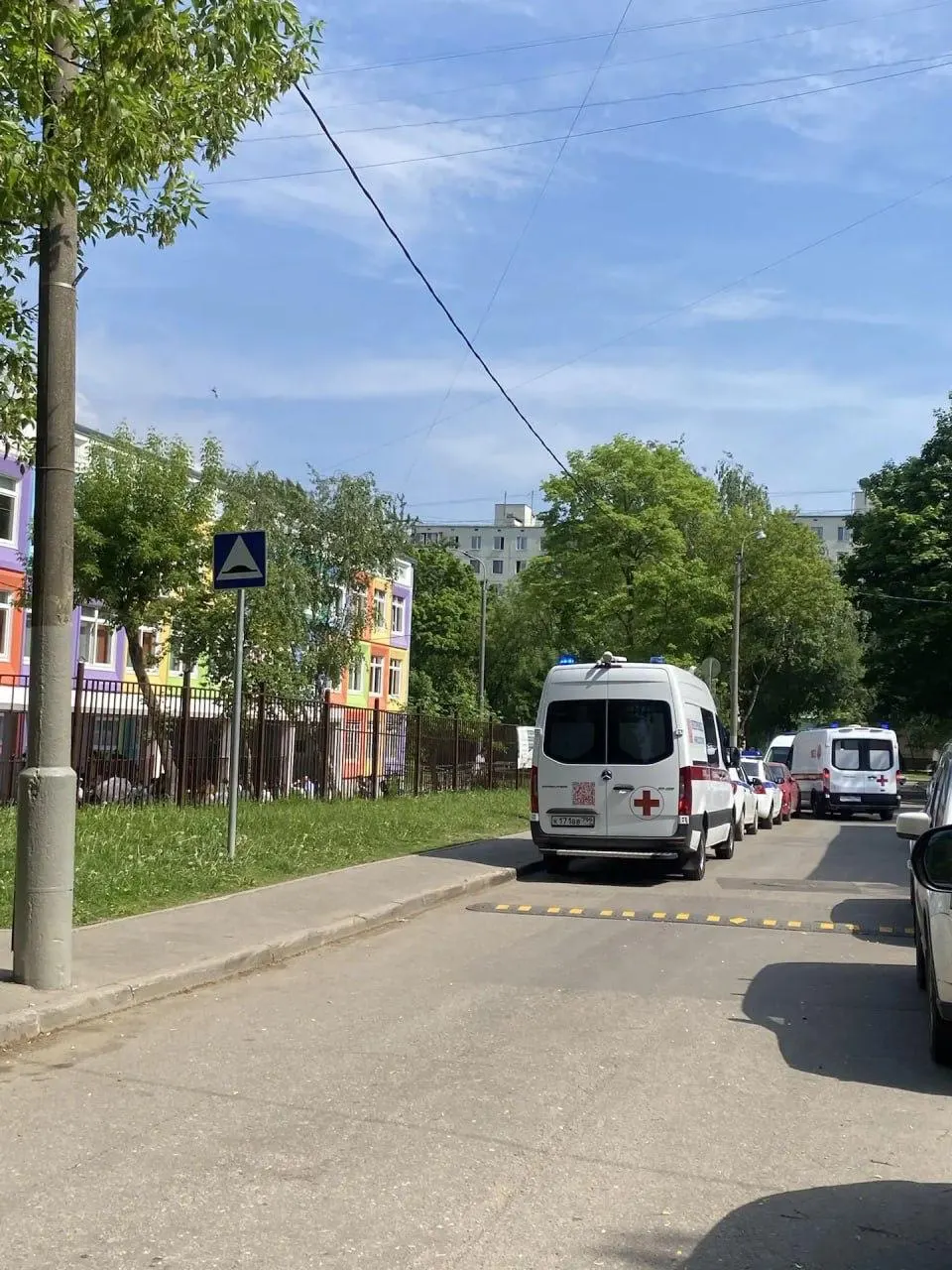 Во время репетиции вместо дымовых шашек запустили петарды; двое 17‑летних подростков получили травмы, у одного — повреждён палец. Им оказывают помощь.