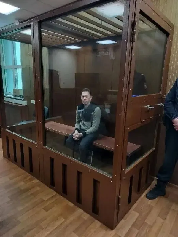 Басманный суд поместил под стражу Виталия Ларина по делу о попытке подрыва здания Министерства юстиции. Срок ареста и точная квалификация обвинения в официальном сообщении не указаны.
