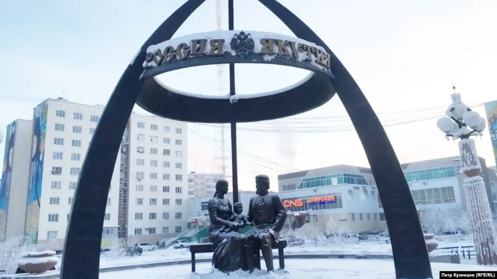 В центре Якутска планируют поставить памятник Дмитрию Егорову, посмертно удостоенному звания Героя России; ранее в городе демонтировали мемориал ссыльным полякам и литовцам.