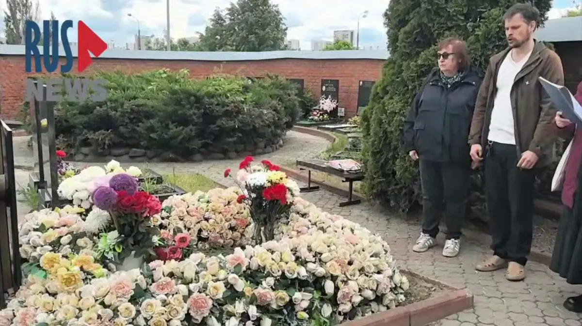 В Троицкую родительскую субботу на Борисовском кладбище в Москве состоялась гражданская панихида по Алексею Навальному: на церемонии присутствовали его мать и около 20 человек, панихиду вел священник Дмитрий Сафронов.
