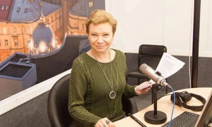 Тверской районный суд Москвы заочно поместил под стражу Ксению Ларину (Оксану Баршеву) на два месяца — с момента её экстрадиции или задержания в РФ. Ей предъявлено обвинение в уклонении от обязанностей «иностранного агента».