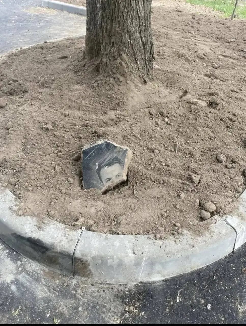 В московском районе Чертаново во двор завезли землю с кусками кладбищенских памятников и фрагментом одежды — они оказались рядом с детской площадкой, рассказала очевидец.