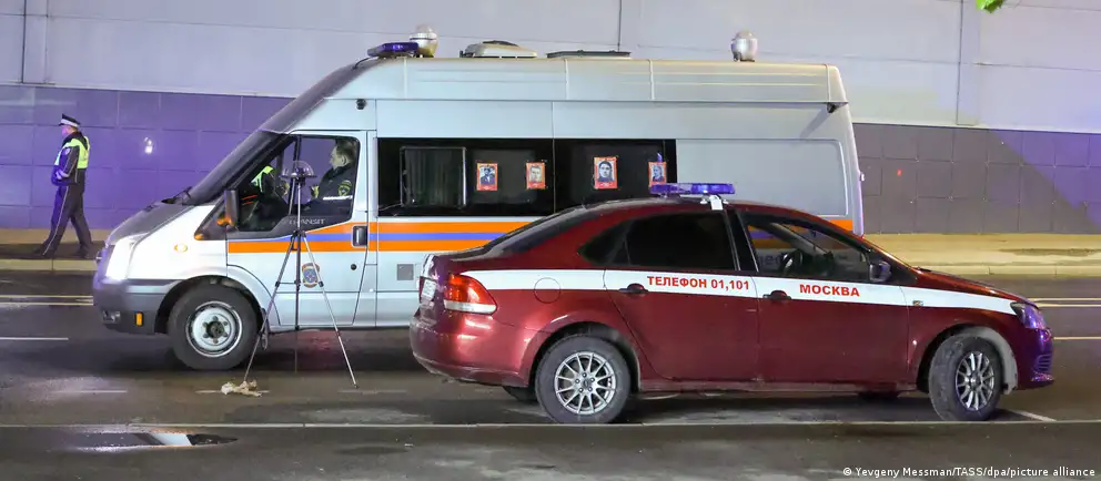 Мэр сообщил, что беспилотник попал в здание — пострадавших нет. Зафиксированы повреждения фасада и выбитые стекла в нескольких квартирах, на месте работают экстренные службы.