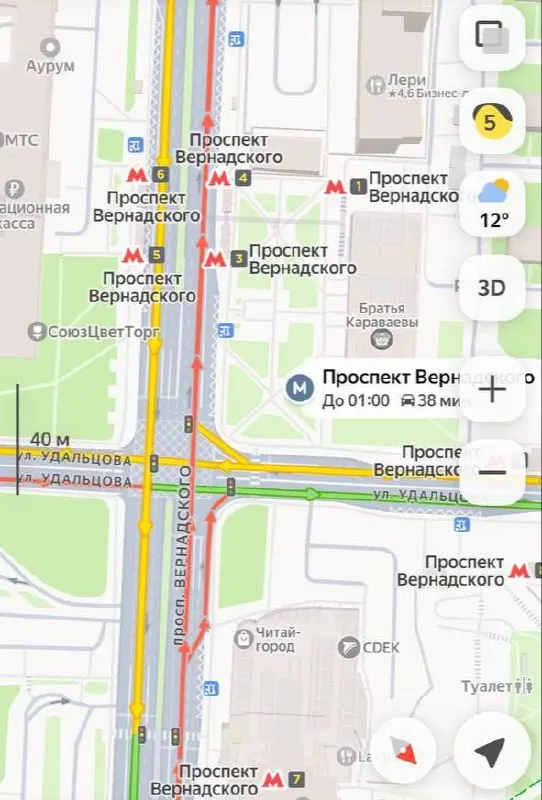 Пострадавшего мужчину госпитализировали, в районе аварии образовалась пробка.