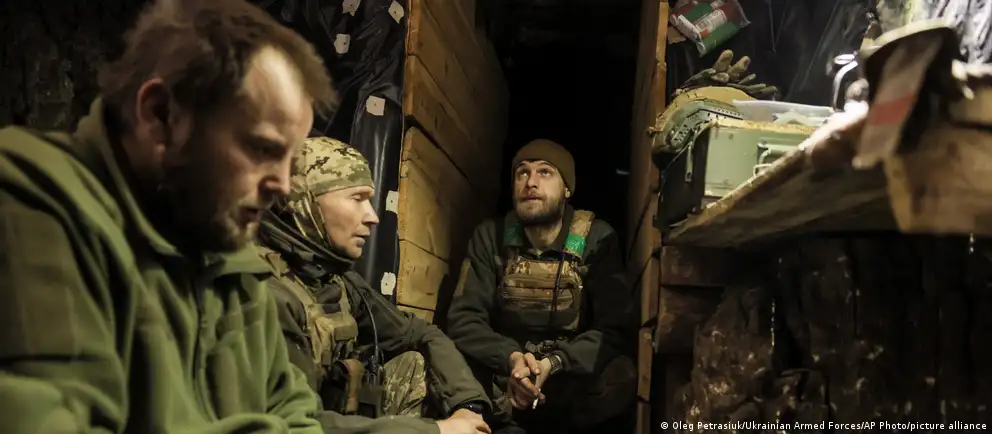 Украина в одностороннем порядке начала режим тишины с полуночи 6 мая в качестве альтернативы майскому перемирию, объявленному Россией на 8–9 мая. При этом 5 мая по украинским городам были нанесены ракетные удары.