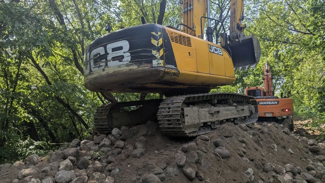 В музее‑заповеднике Коломенское рабочие выкопали часть XIX‑вековой булыжной дороги. Активист вызвал полицию — работы приостановили, он надеется сохранить оставшуюся часть.