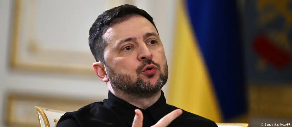 В ответ на одностороннее заявление России о прекращении огня 8–9 мая президент Украины потребовал тишины и подчеркнул, что Украина заинтересована в долговременном прекращении огня, а не в «нескольких часах безопасности» ради парада.