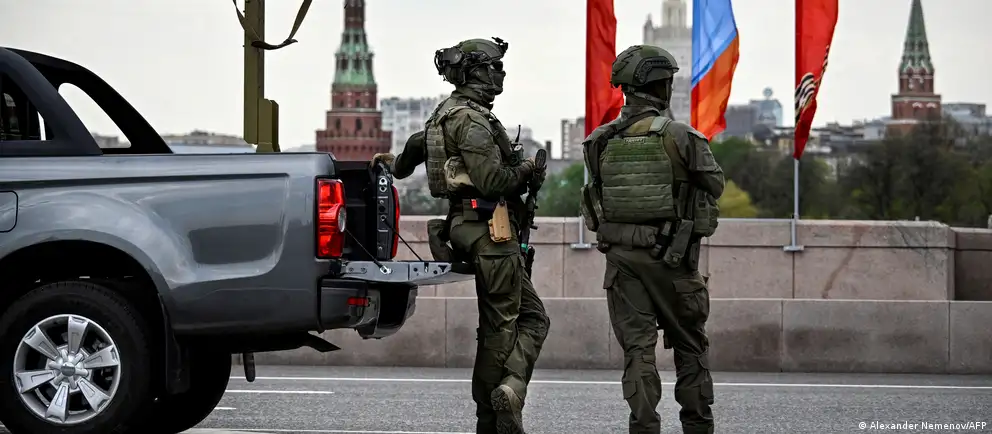 Власти отозвали ранее выданные аккредитации зарубежным корреспондентам на парад в Москве. Сам парад пройдёт в сокращённом формате без военной техники — изменения объясняют угрозами и недавними ударами беспилотников.
