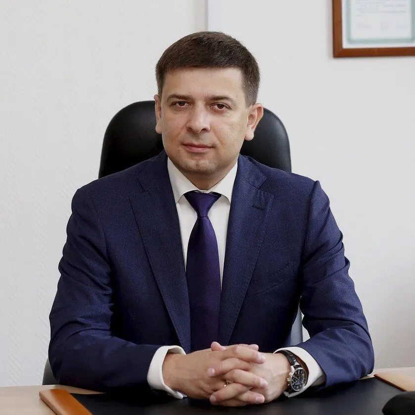 Московский суд заочно отправил под стражу Евгения Овчарова — основателя Parma Technologies Group — по делу о хищении бюджетных средств, выделенных на развитие ведомственного программного обеспечения. Его местонахождение неизвестно, проводится розыск.