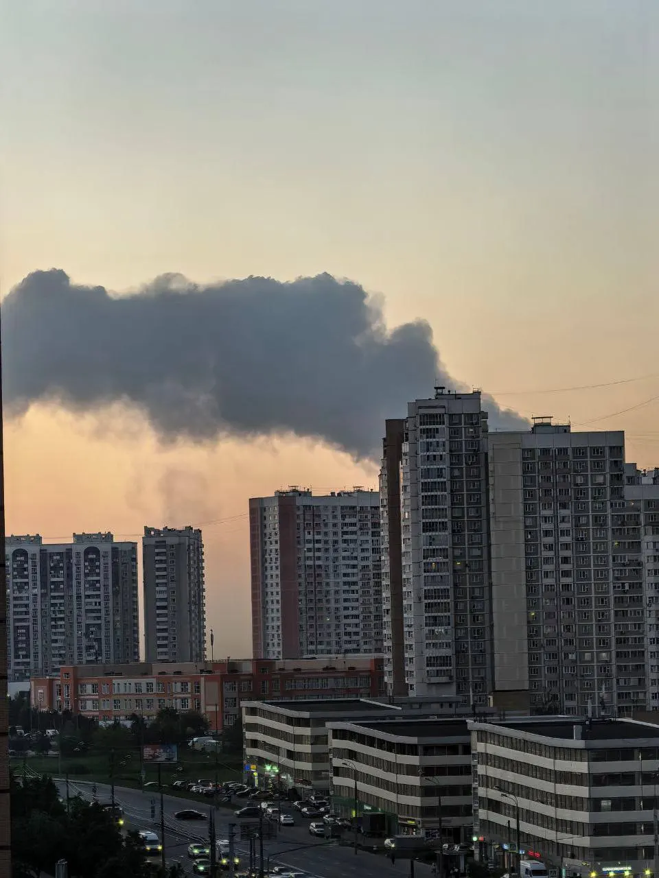 Жители нескольких районов Московской области сообщили о заметном столбе дыма. По предварительным данным, возгорание произошло на складе в селе Белый Раст Дмитровского района; подробности пока уточняются.