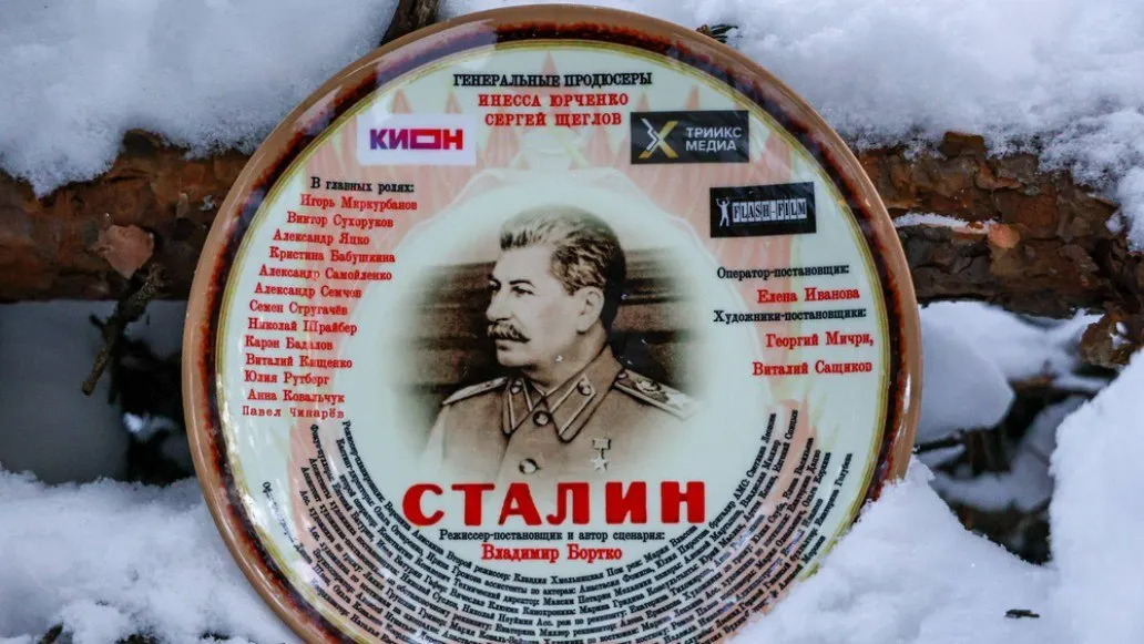 Хоральная синагога в Москве разместила объявление о поиске людей еврейской национальности или с еврейской внешностью для массовых сцен, воссоздающих 1949 год; участникам обещают компенсацию и обед.