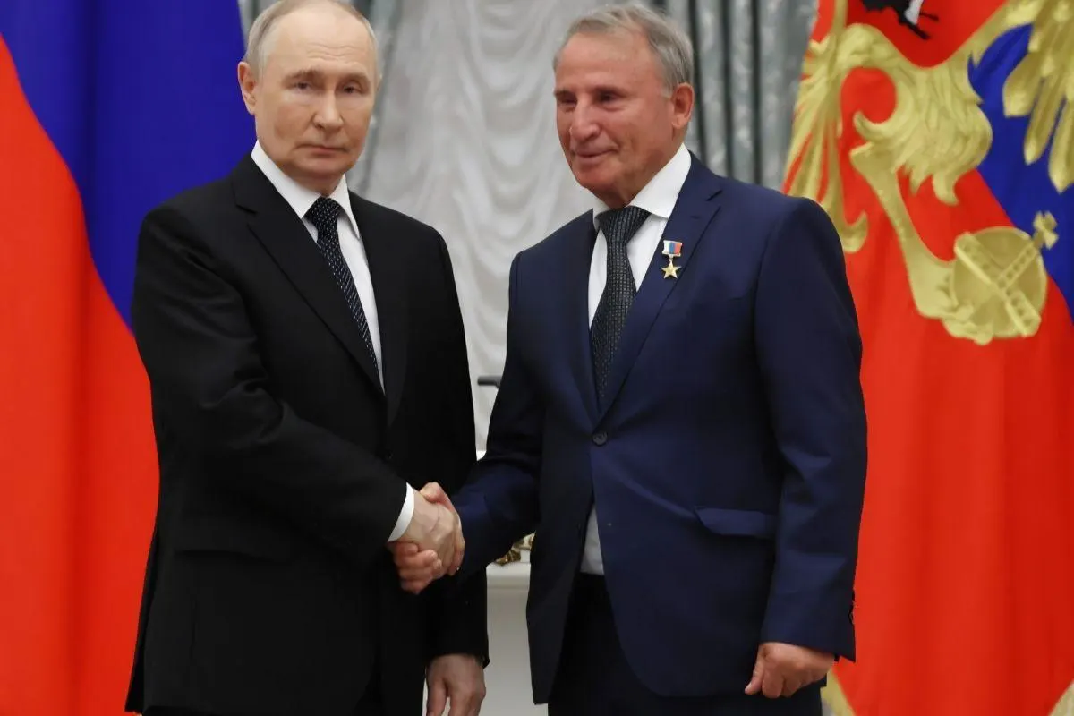 Президент встретился с Георгием Свидом в Кремле и вручил ему награду «Герой труда».
