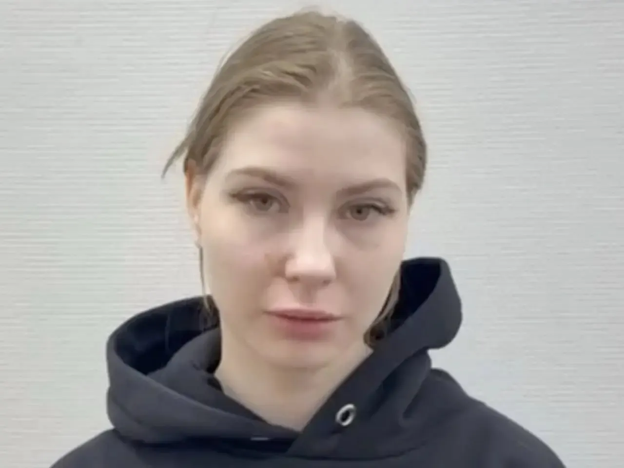 В Лефортовском суде государственное обвинение потребовало реальный срок для 27‑летней Ксении Белоусовой по делу об оскорблении чувств верующих из‑за видеоролика с кальяном из кулича.