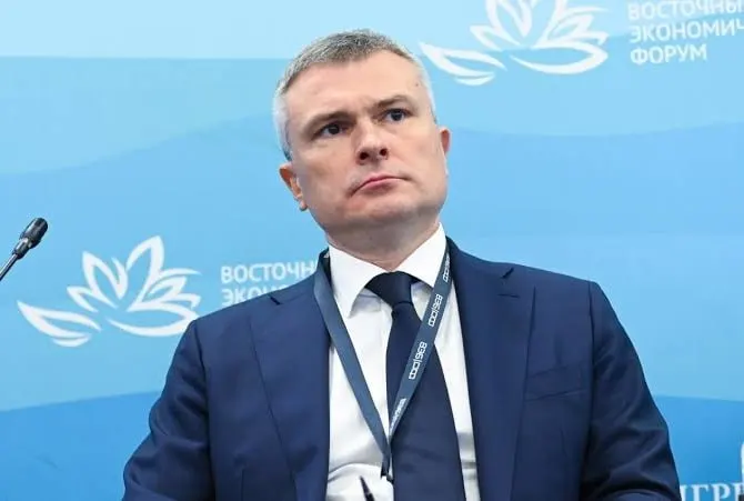Топ‑менеджер ВЭБ.РФ стал фигурантом уголовного дела о злоупотреблении должностными полномочиями. Следственные действия прошли 27 апреля, суд ранее поместил его под арест на два месяца; по данным, дело связано с событиями 2016 года.