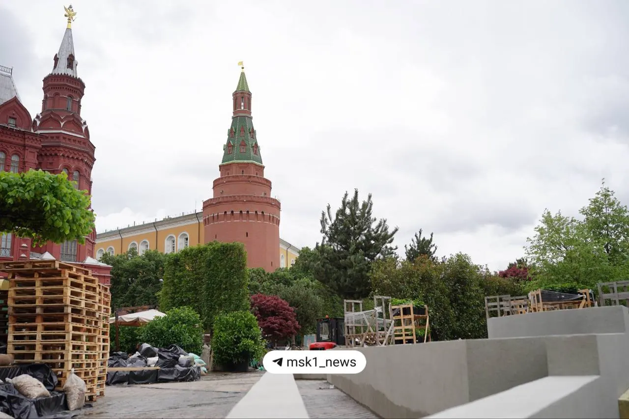 Фестиваль «Сады и цветы» развернулся в центре Москвы: главные площадки появились на Тверской, у ЦУМа и на Москворецком мосту. Всего будет более 70 локаций и свыше 500 тысяч растений; выставка продлится до 7 сентября.