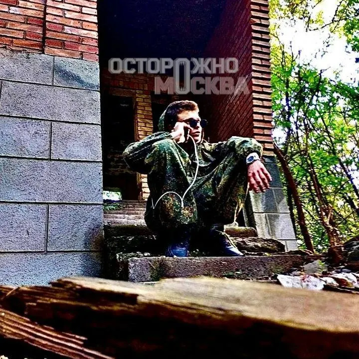Вечером 21 мая 25‑летний участник спецоперации вёл себя агрессивно в одной из пекарен Москвы, угрожая взорвать гранату и расправой над полицейскими и их семьями; его арестовали на 15 суток за мелкое хулиганство.