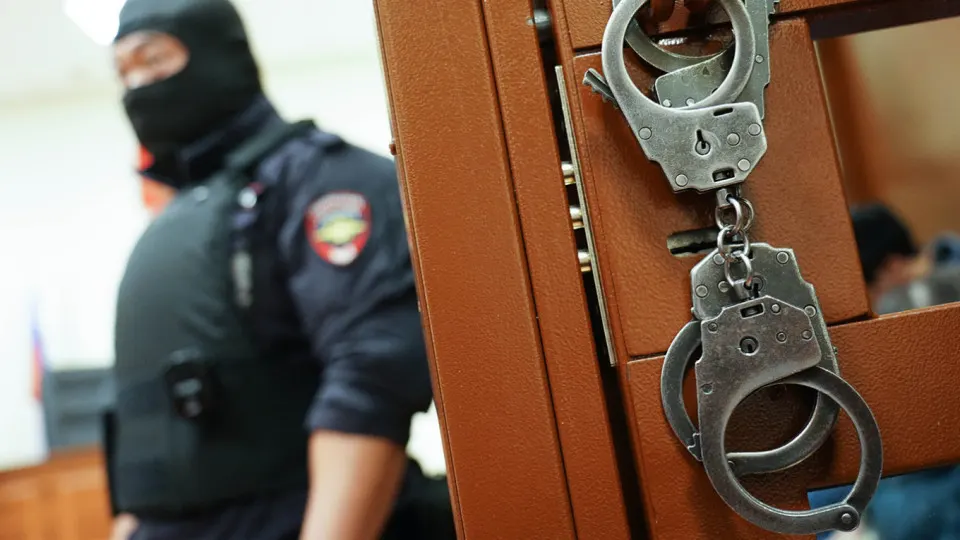 Центральный районный суд Омска отправил в СИЗО руководителя компании, которую подозревают в хищении средств, выделенных на переоборудование для серийного производства ракет «Ангара». Фирма должна вернуть аванс на миллиарды рублей; она также банкротится.
