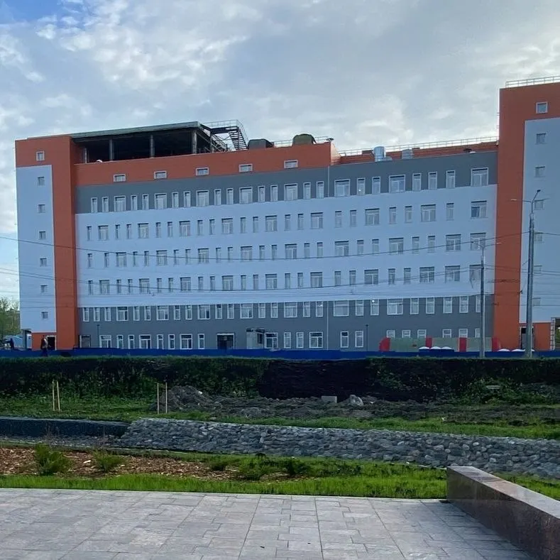 Более 100 сотрудников подрядной фирмы в Петрозаводске остаются без выплат уже три месяца; часть рабочих обратилась в Следственный комитет, а у подрядчика начались процедуры банкротства.