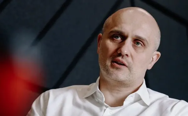 Алексей Шелобков рассказал о планах по запуску спутниковой группировки «Рассвет», тестировании сервиса на РЖД, проблемах связи в поездах и ключевых технологических рисках для космических проектов.