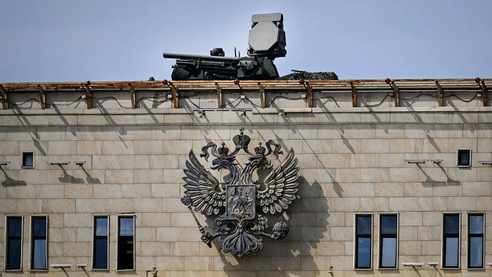 Из‑за переброски систем ПВО для защиты парада 9 мая другие регионы остаются уязвимы — украинские беспилотники, по словам командующего, сосредоточатся на энергетических и приграничных военных объектах.